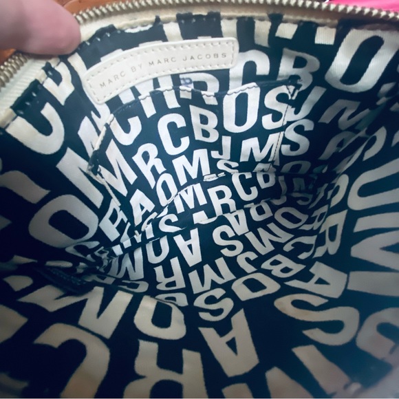 Marc By Marc Jacobs Crossbody Cream Leather Purse Pockets Turnlock Brass - Picture 9 of 15